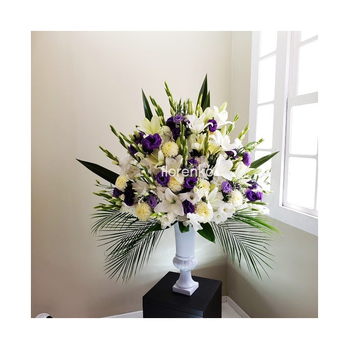 Elegante florero de lilis gladiolas y lisiantus en copa alta