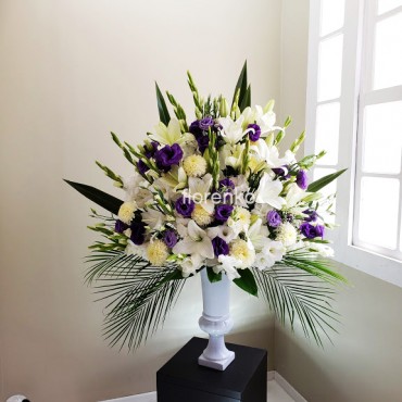 Elegante florero de lilis gladiolas y lisiantus en copa alta