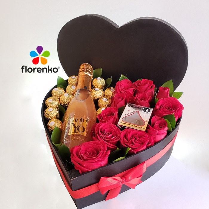 Estuche de corazón con rosas, chocolates y botella