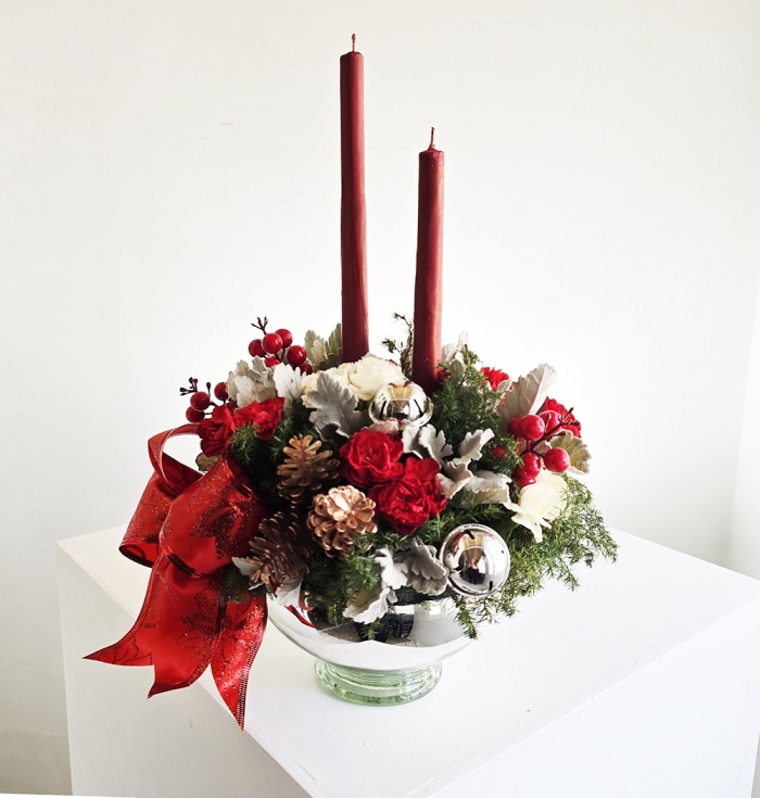 Arreglo Floral Navideño con Velas