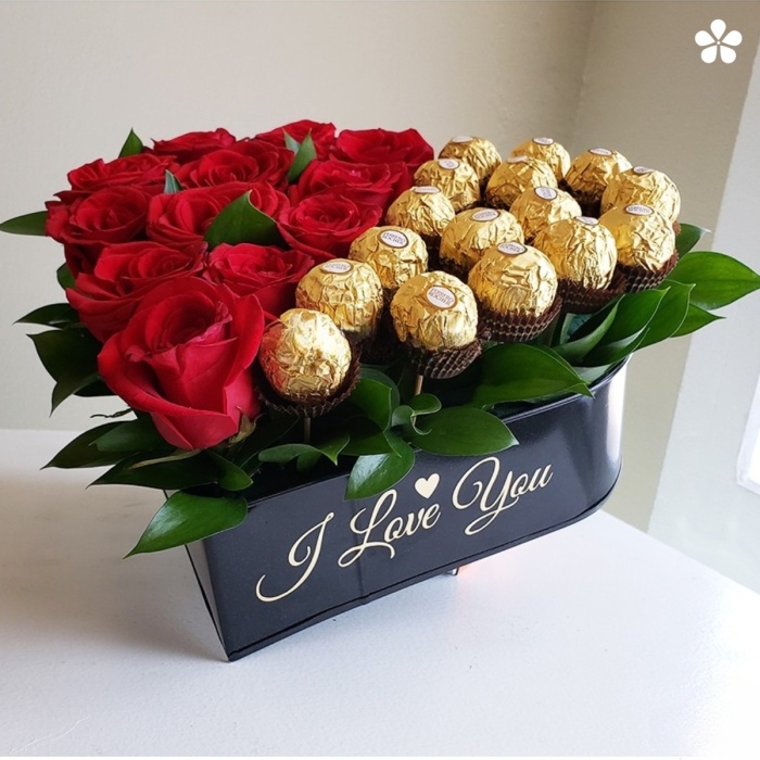 Rosas premium y chocolates en fino estuche de corazón.