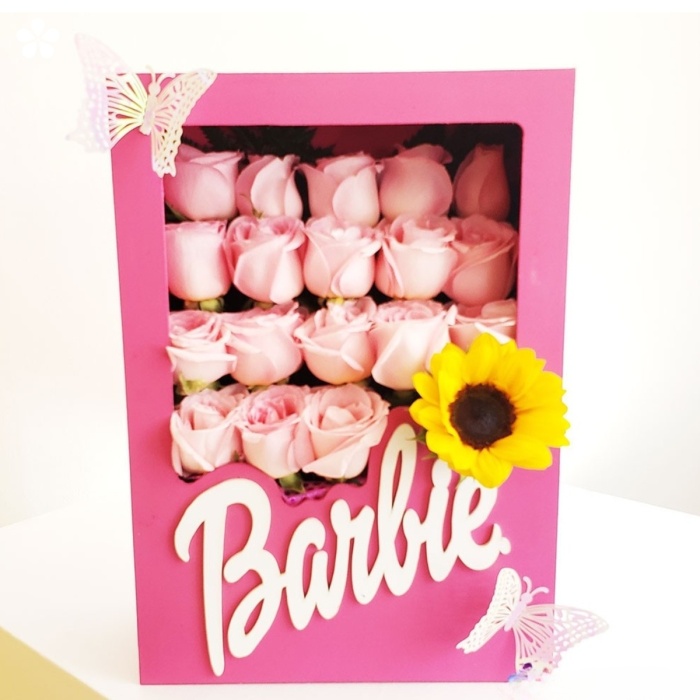 Caja de Barbie con rosas pastel