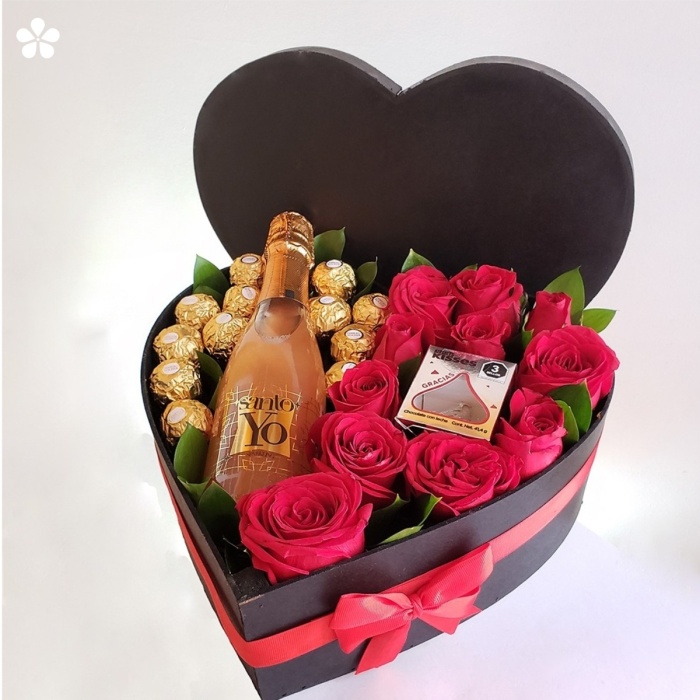 Estuche de corazón con rosas, chocolates y botella