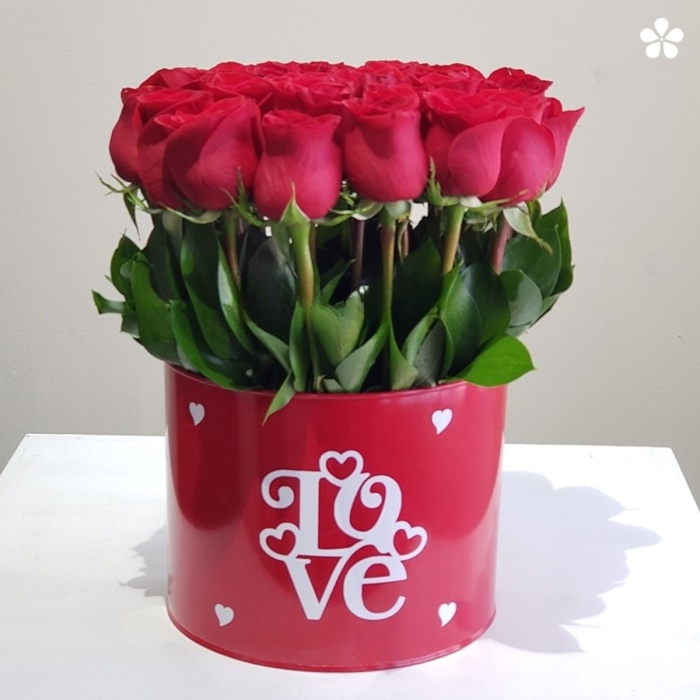 Estuche Love con 25 rosas premium.