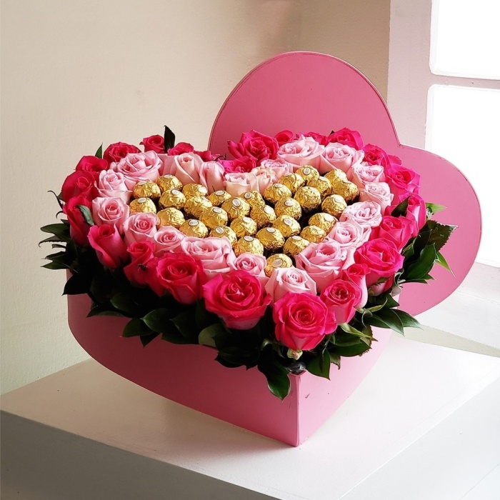 Corazon grande de rosas pastel y ferreros.