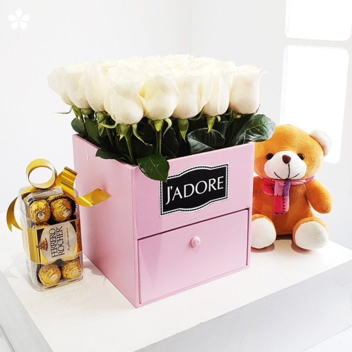 Cajonera de rosas, mini osito y chocolate