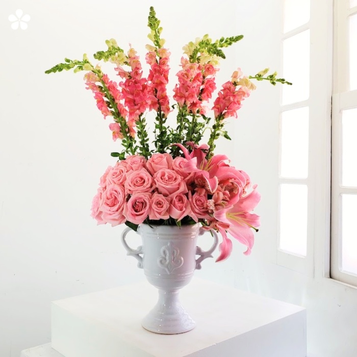 Estilizada composición de rosas, perritos y lilis
