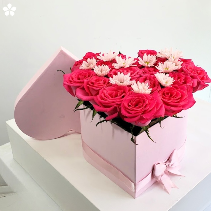 Caja de rosas premium y margaritas