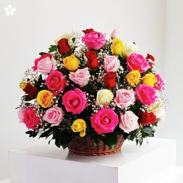 100 rosas de colores vibrantes en canasta de vara