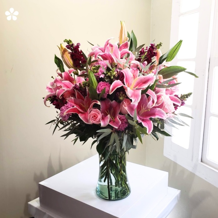 Lindo arreglo floral de lilis con rosas y dinámicos follajes