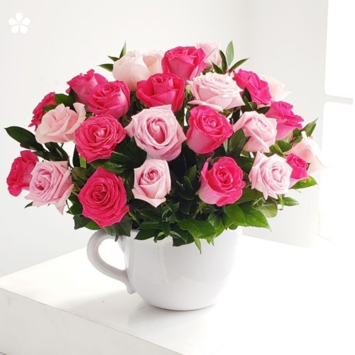 taza de rosas en dos tonalidades pastel y fiusha