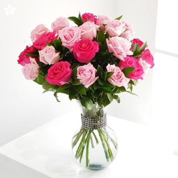 50 rosas premium en florero de vidrio con corsé de diamantes