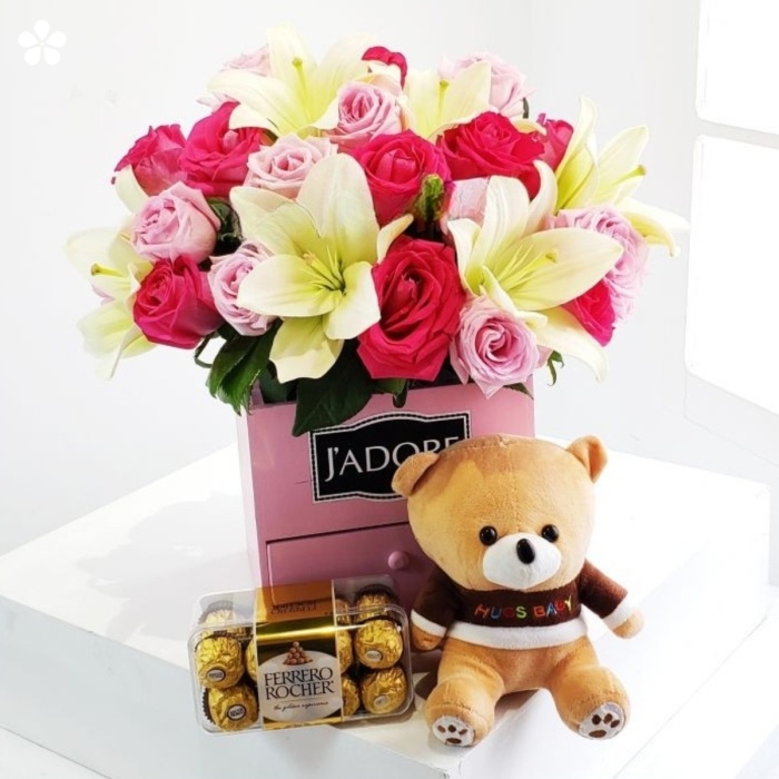 Osito, chocolates, rosas y lilis en estuche de madera