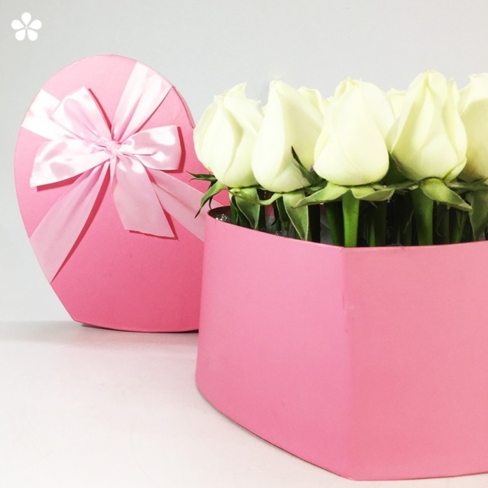 Rosas blancas en caja de corazón
