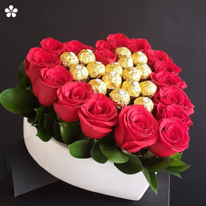 Corazón de rosas y centro de chocolates ferrero