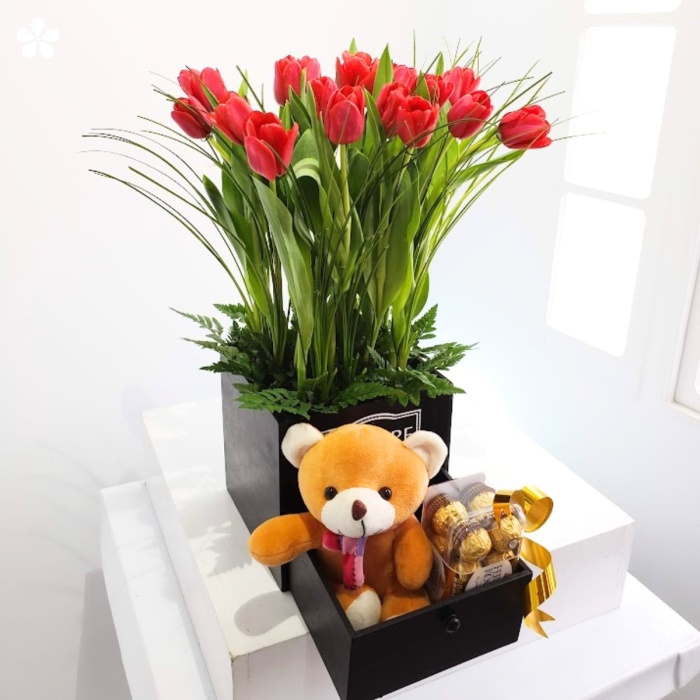 Cajonera de tulipanes, osito y chocolates