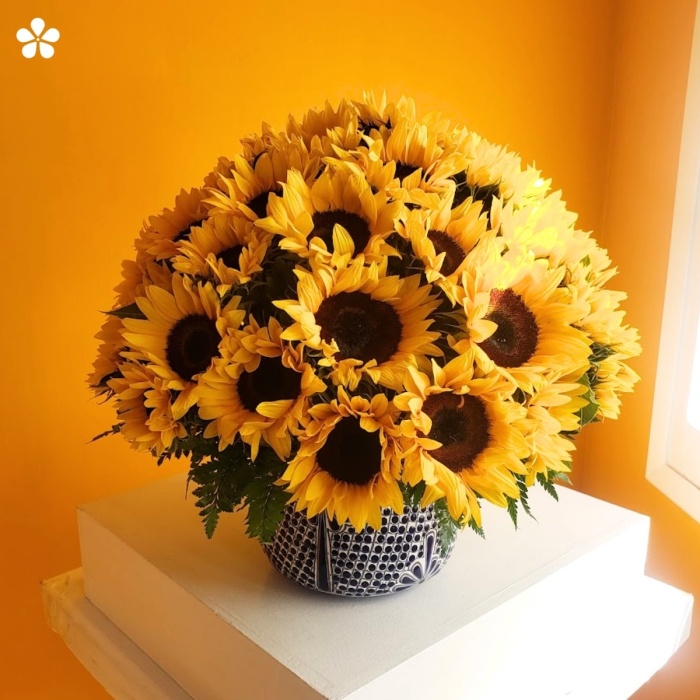 Alegres girasoles en fina talavera