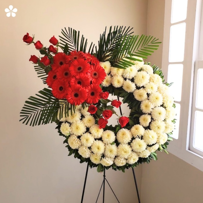 Bella corona de flores para condolencias