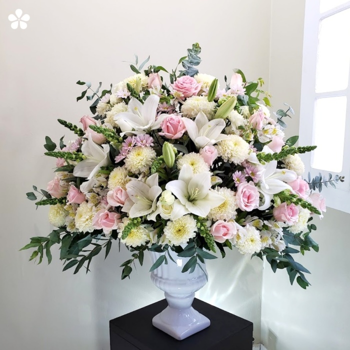 Fino jarron de crisantemos rosas y lilis