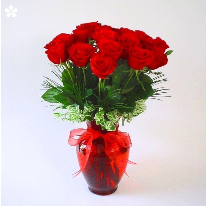 Florero de vidrio rojo con 25 rosas premium