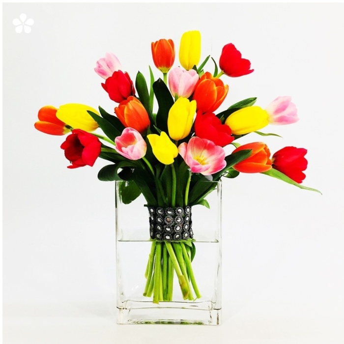 Tulipanes de colores en florero elegante de diamantes