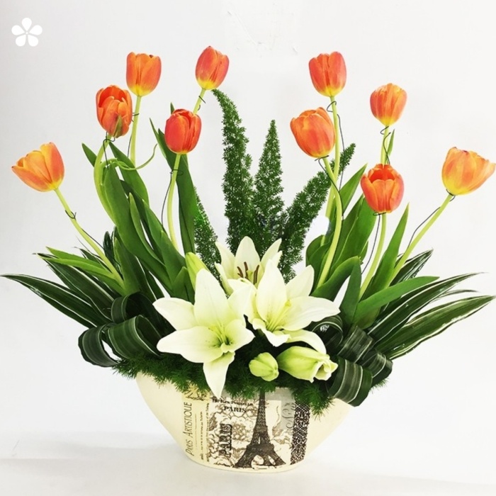 tulipanes y lilis en base vintage