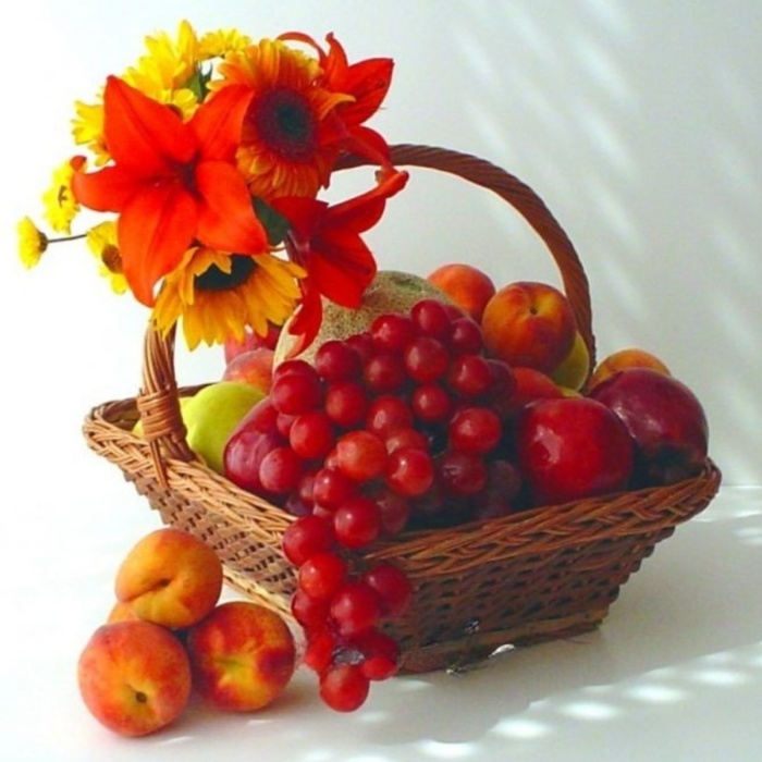 Fina canasta de frutas frescas