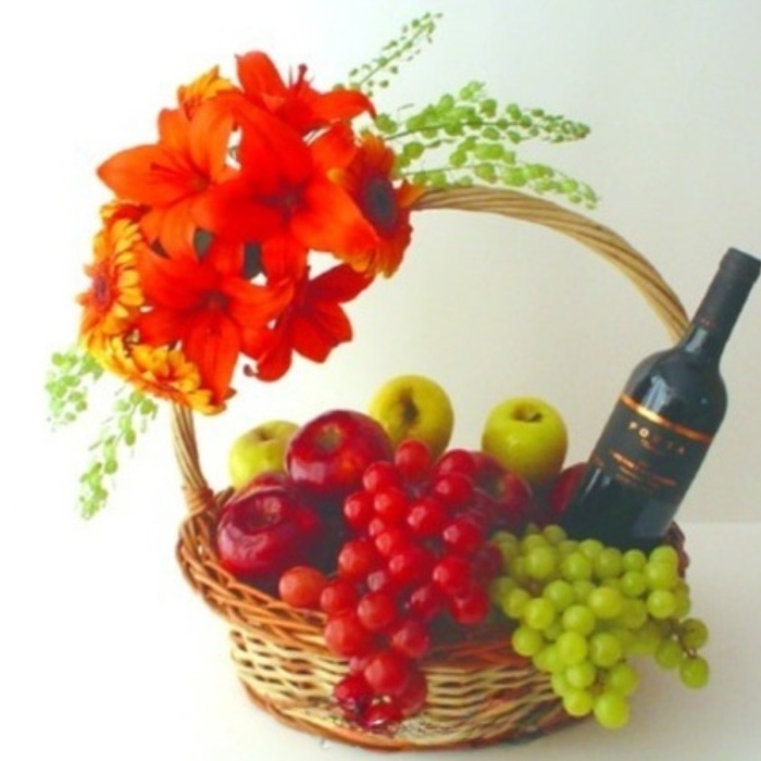 Canasta de flores, frutas y vino