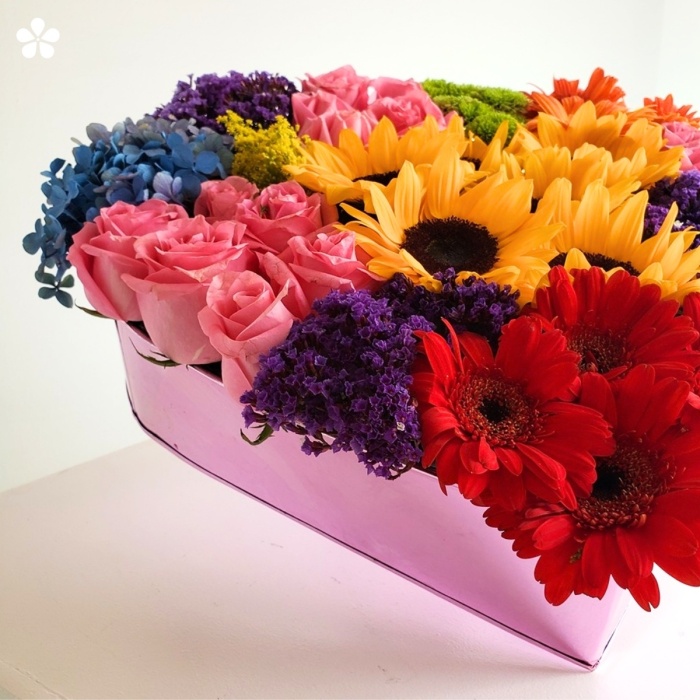 Romántico y alegre corazón con flores de colores.