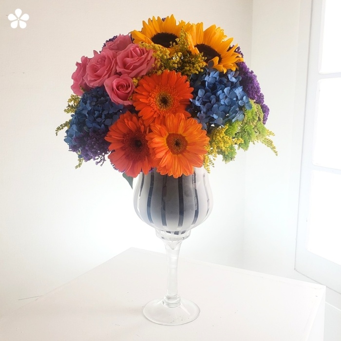 Fina copa esmerilada con flores multicolores