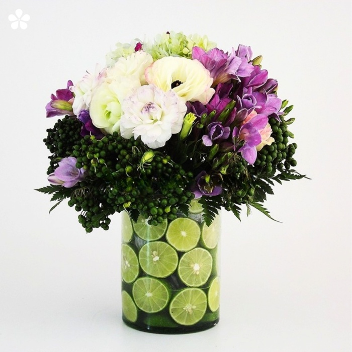 Lisiantus, hortensias y más en florero forrado de limones