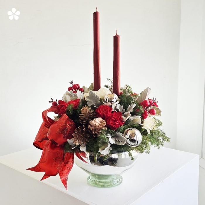 Arreglo Floral Navideño con Velas