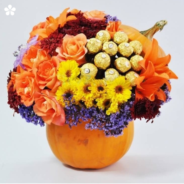 Calabaza natural llena de flores y chocolates