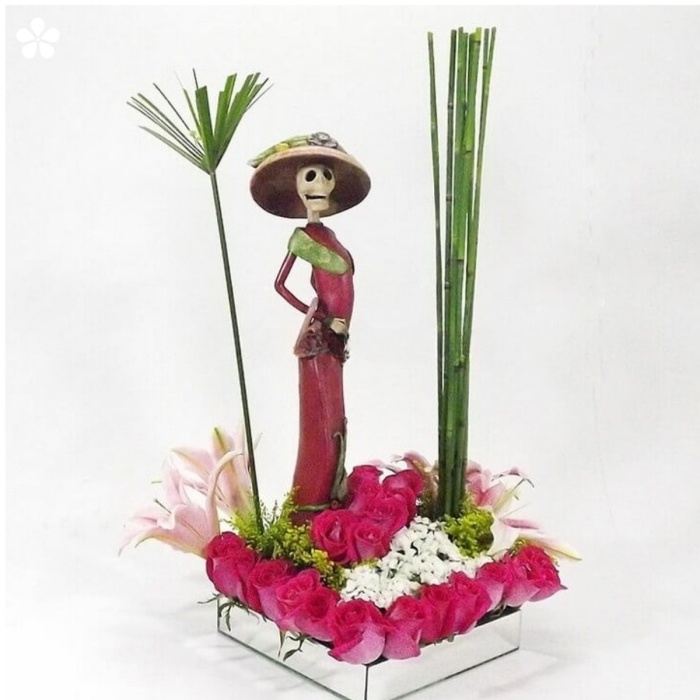 Rosas, base de espejo y catrina