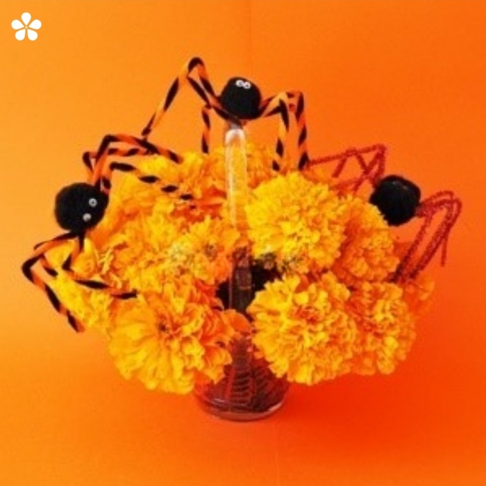 Flor de cempazúchitl con arañas