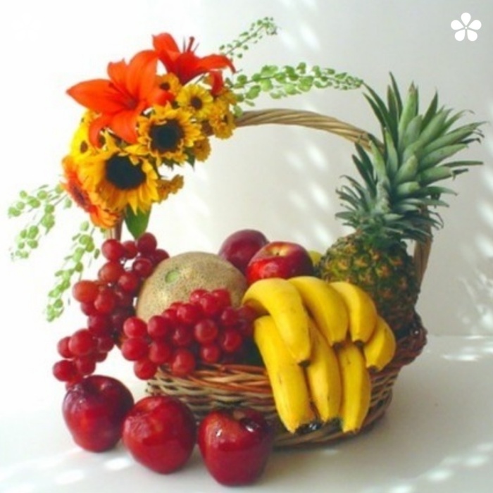 Composición de canasta con frutas frescas