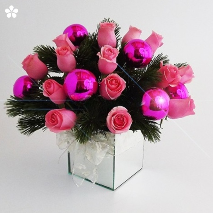 Cubo de rosas premium y follajes de pino