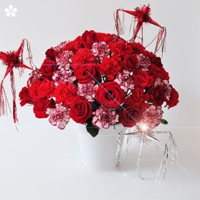 Navideño de rosas premium, claveles y mini piñatas