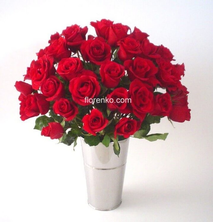 50 rosas premium en florero cromado