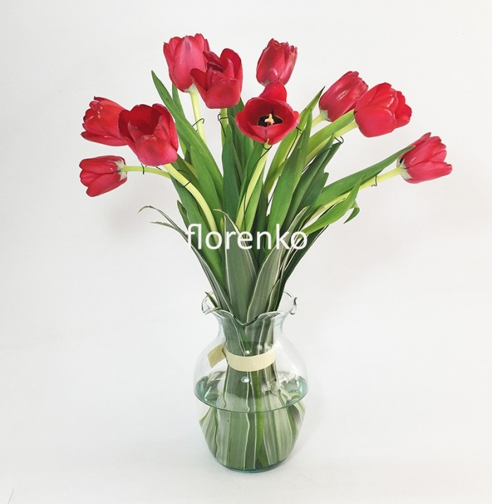 10 tulipanes en florero de vidrio