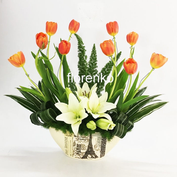 tulipanes y lilis en base vintage