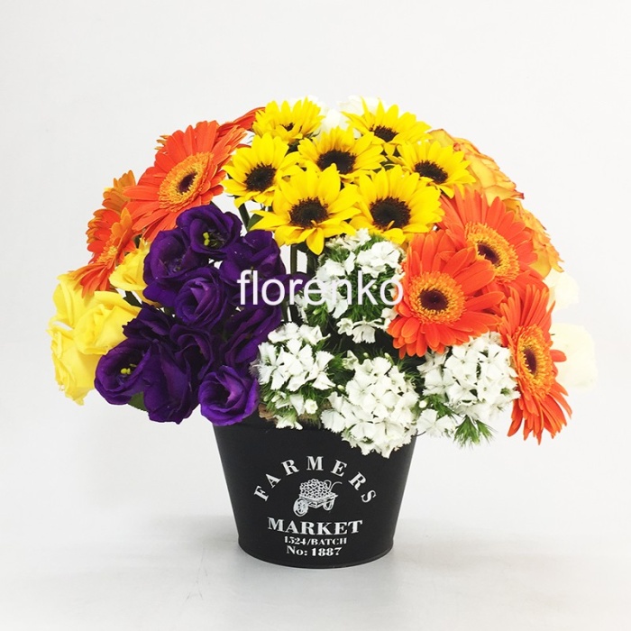 lisianthus, rosas, girasoles mini, gerberas en maceta negra vintage