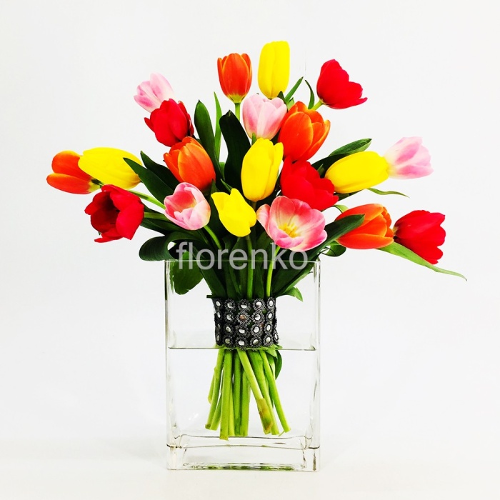 Tulipanes de colores en florero elegante de diamantes