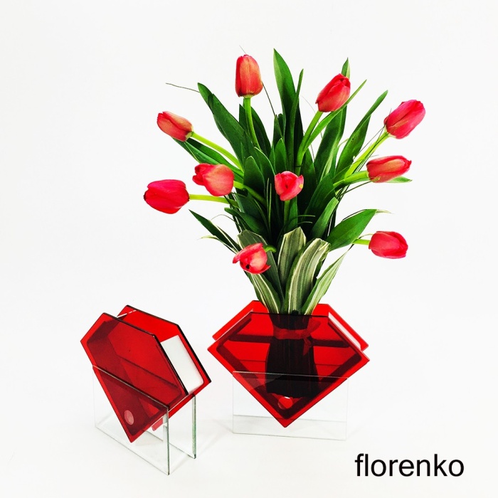 Tulipanes en florero de diamante rojo