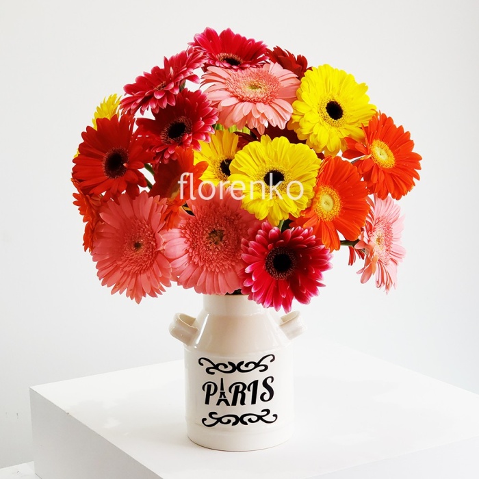 Gerberas en taza de cerámica