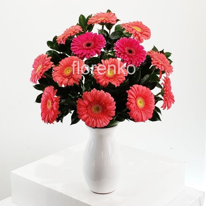 Florero cerámico de gerberas rosas