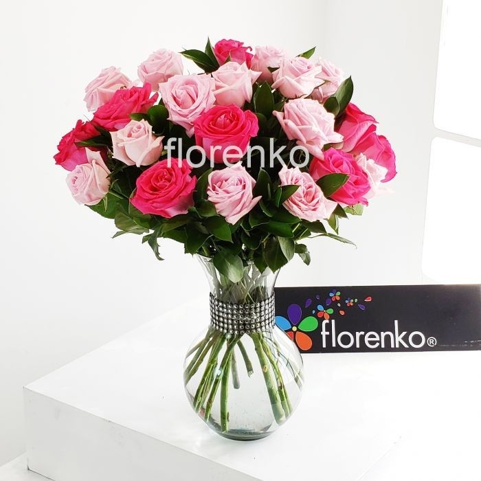 50 rosas premium en florero de vidrio con corsé de diamantes