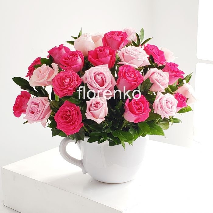 taza de rosas en dos tonalidades pastel y fiusha