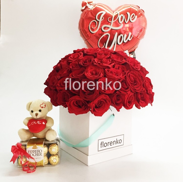 Caja blanca de rosas premium, osito, chocolates y globo