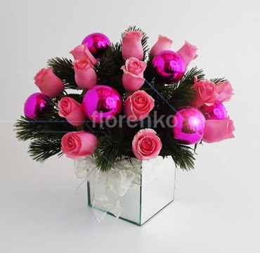 Cubo de rosas premium y follajes de pino
